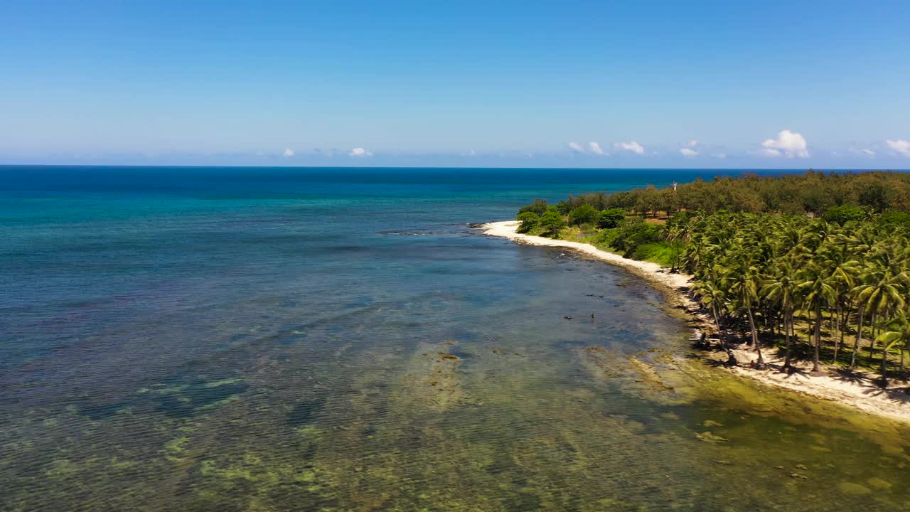 沙滩和蓝绿色的海水。视频素材