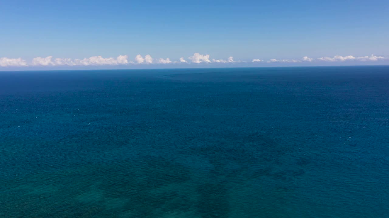 蓝色大海的鸟瞰图。视频素材