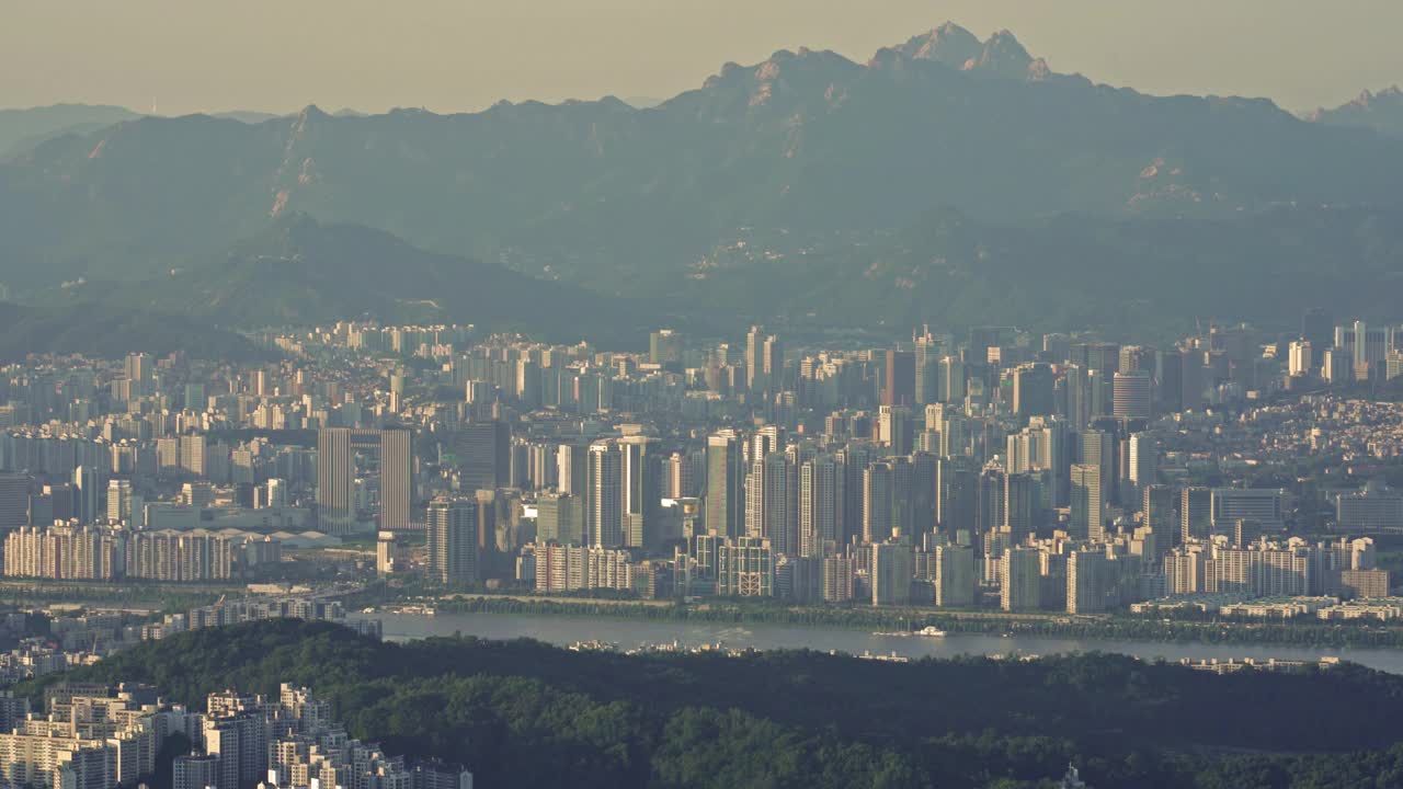 白天汉江和汉江大桥附近的市中心/铜雀区和龙山区，韩国首尔视频素材