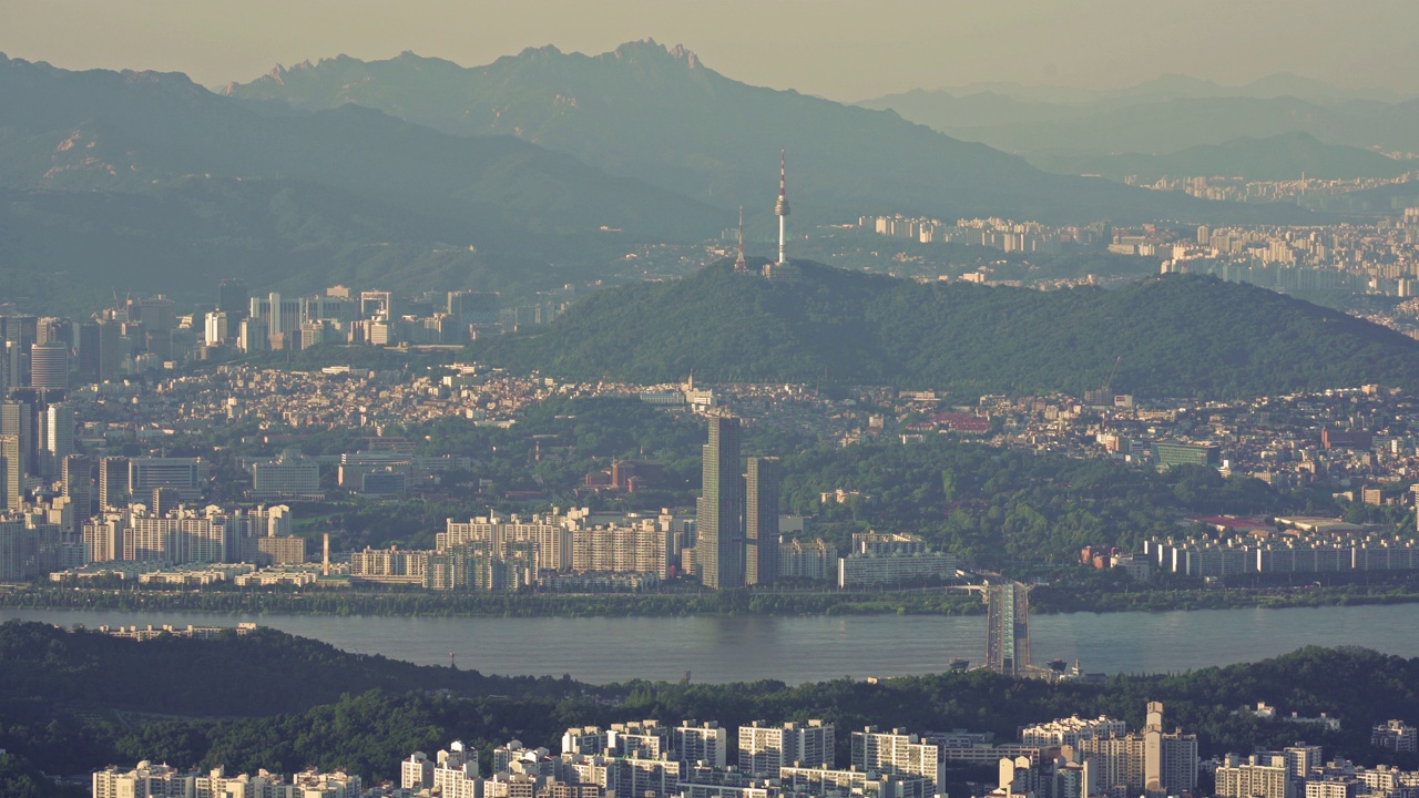 汉江、铜雀大桥和南山首尔塔白天的市中心/铜雀区和龙山区，韩国首尔视频素材