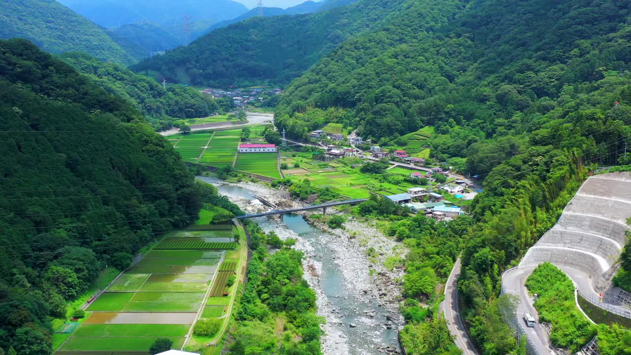 日本美丽山谷的航空摄影视频素材