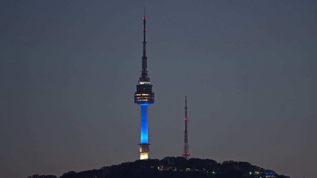 夜晚的南山和南山首尔塔/韩国首尔视频素材