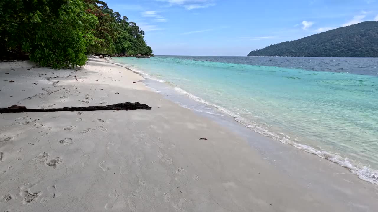 天堂海滩，碧水白沙的海岸线。梦想之旅视频素材