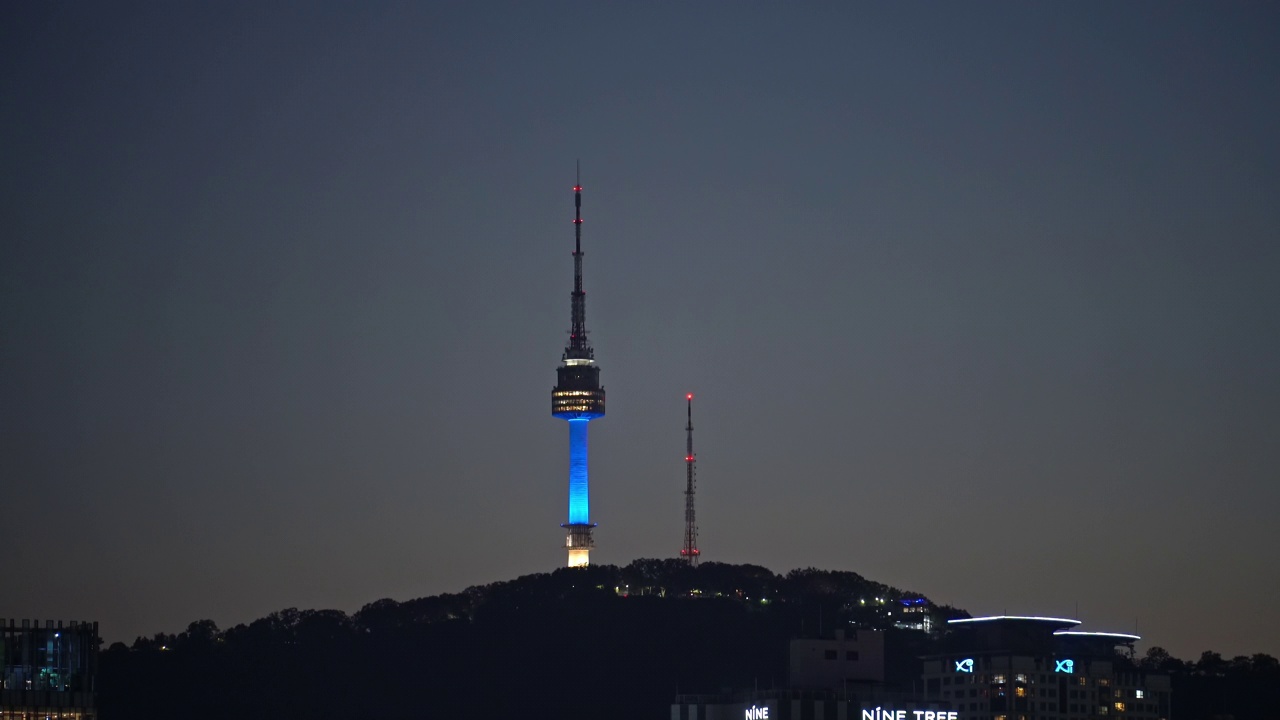 夜晚的南山和南山首尔塔/韩国首尔视频素材