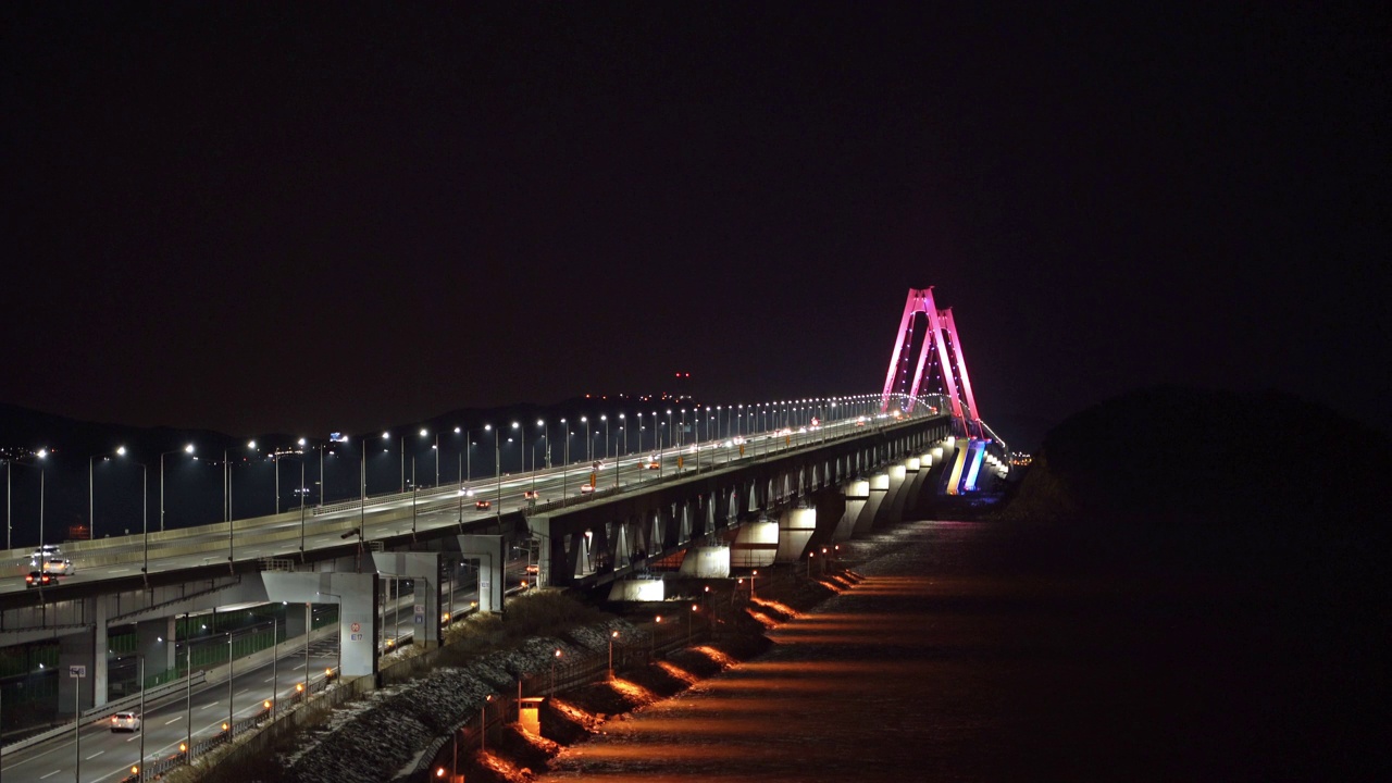 夜间永宗大桥、黄海和高速公路附近的市中心/韩国仁川视频素材