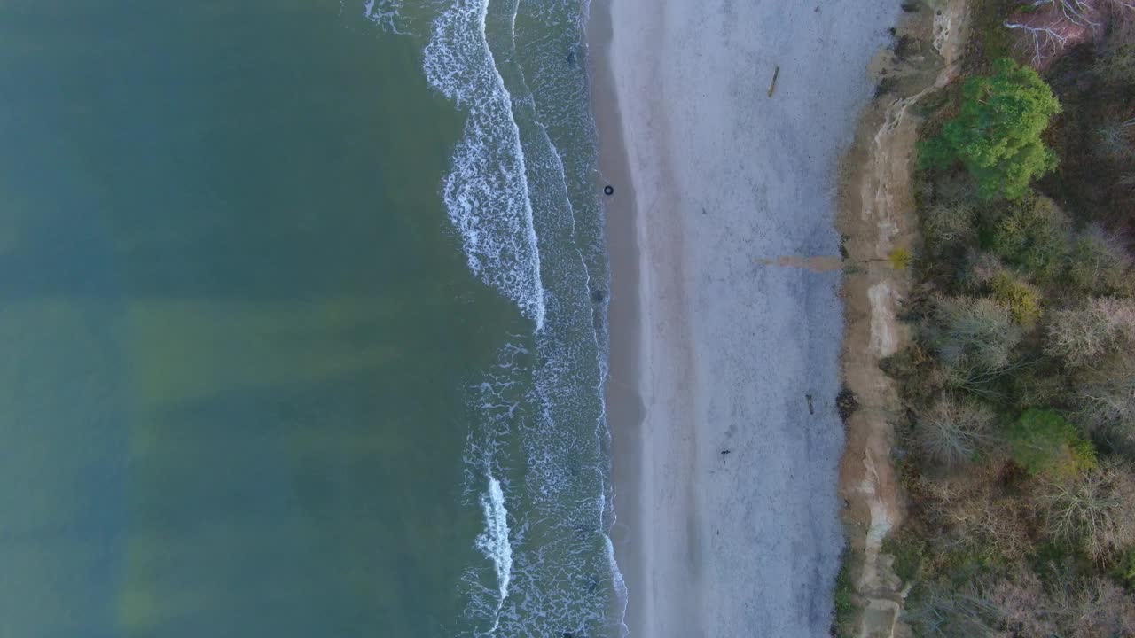 波浪替代能源。向下平移景观和海景，海浪，沙滩和树角三个自然部分。视频素材