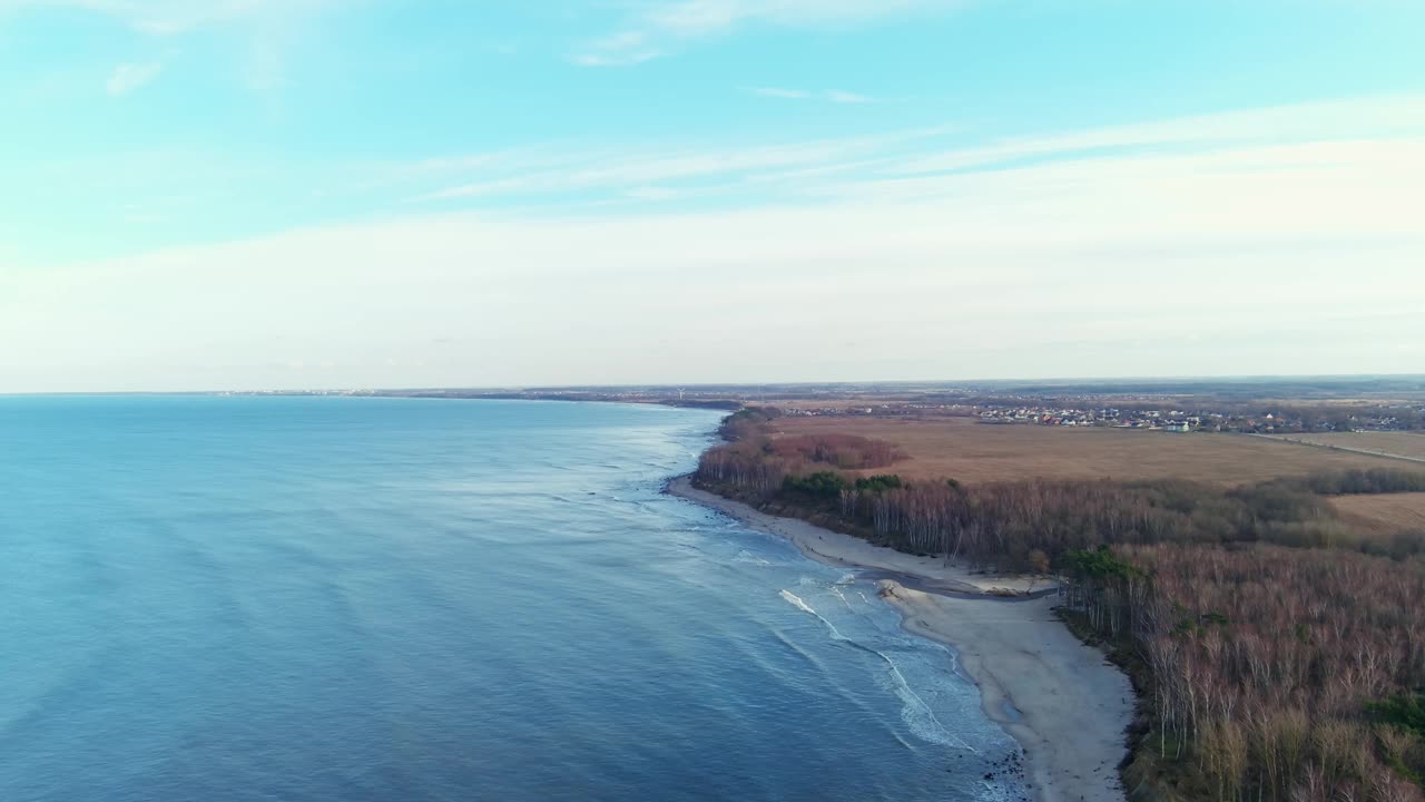 无人机小车在激动人心的海水冲刷海角的视野，反对蓝天地平线视频素材