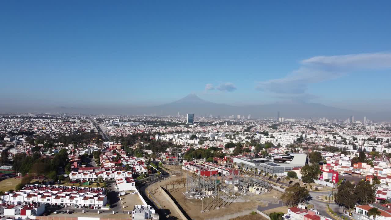 鸟瞰墨西哥普埃布拉市上空的无人机飞行，望向Popocatépetl和Iztaccíhuatl火山视频素材