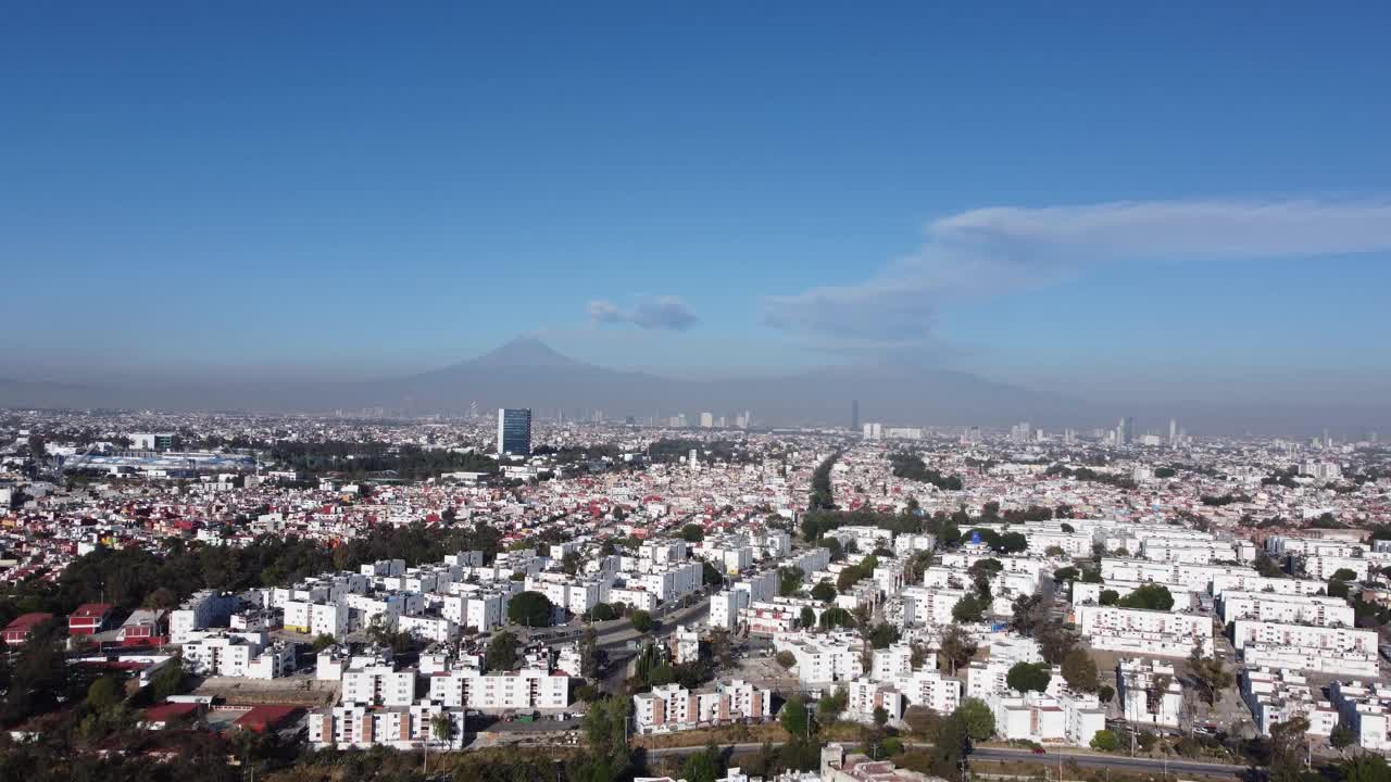 鸟瞰墨西哥普埃布拉市上空的无人机飞行，望向Popocatépetl和Iztaccíhuatl火山视频素材