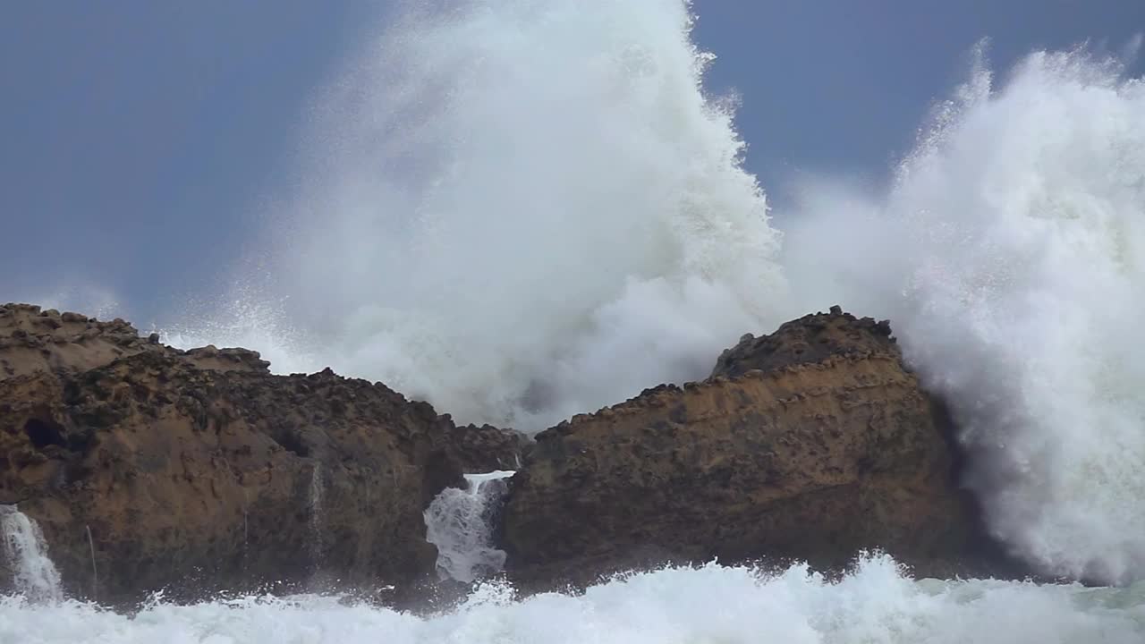 极端浪压海岸视频素材