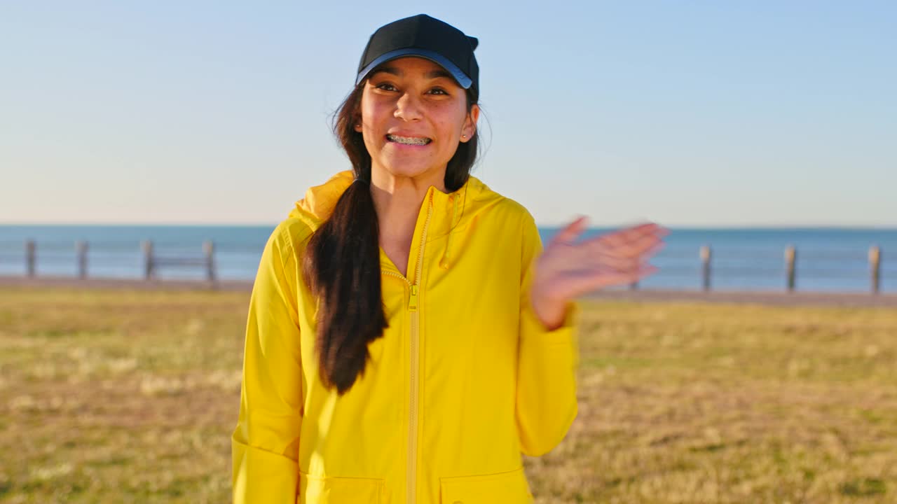 女人，海浪和快乐的微笑，海滩和旅游假期在迈阿密与冒险的海边和暑假。z世代女孩的肖像，少年的脸和兴奋的自然和打招呼在大海或海洋视频素材