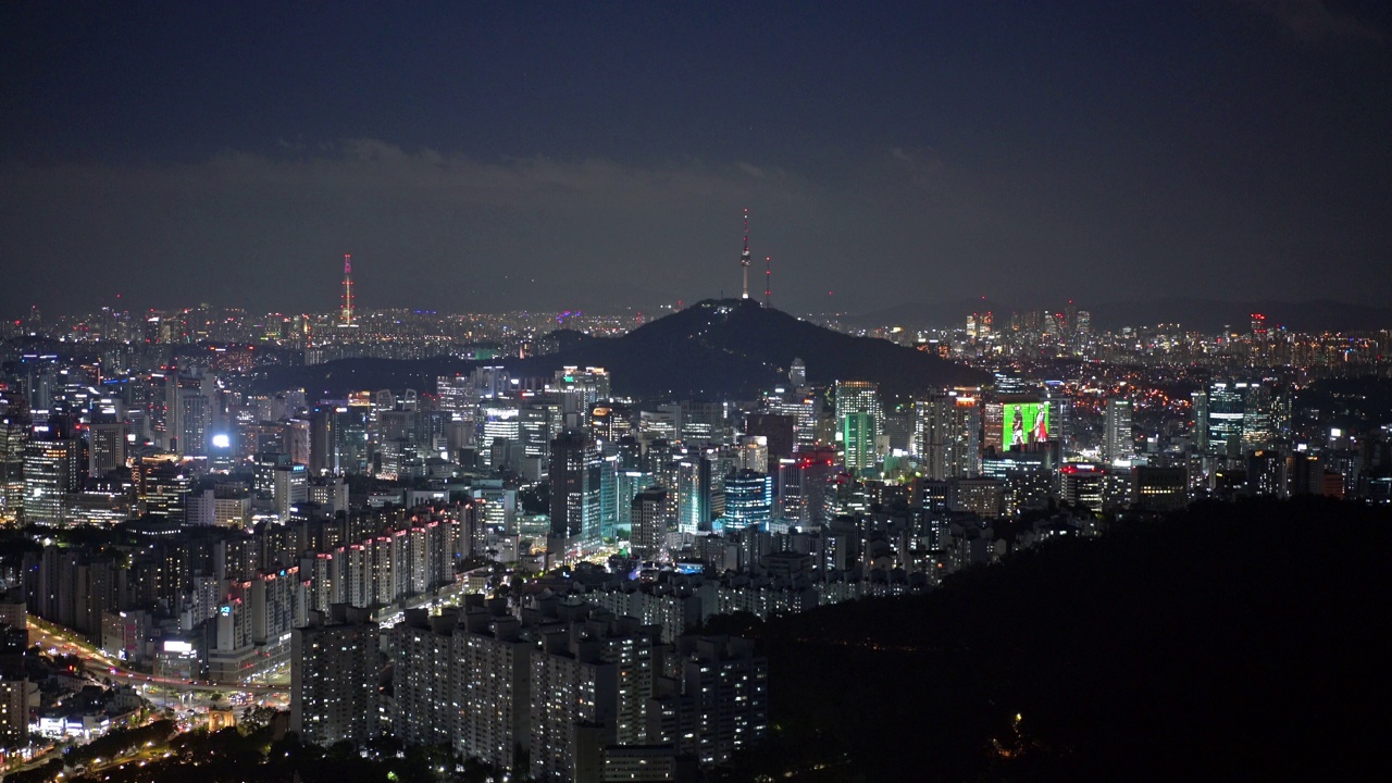 韩国首尔，西大门区，中区和钟路区，夜间南山首尔塔附近的市中心视频素材