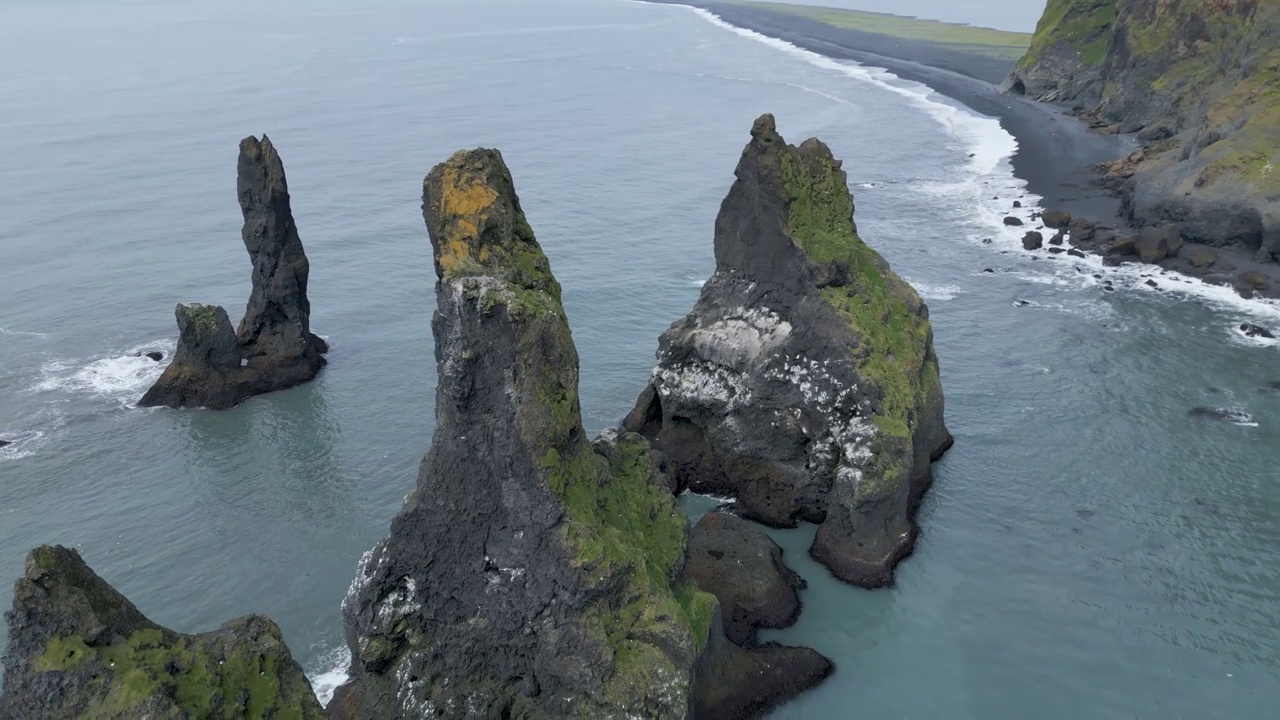 冰岛Reynisfjara海滩的Reynisdrangar、玄武岩海柱鸟瞰图。视频素材