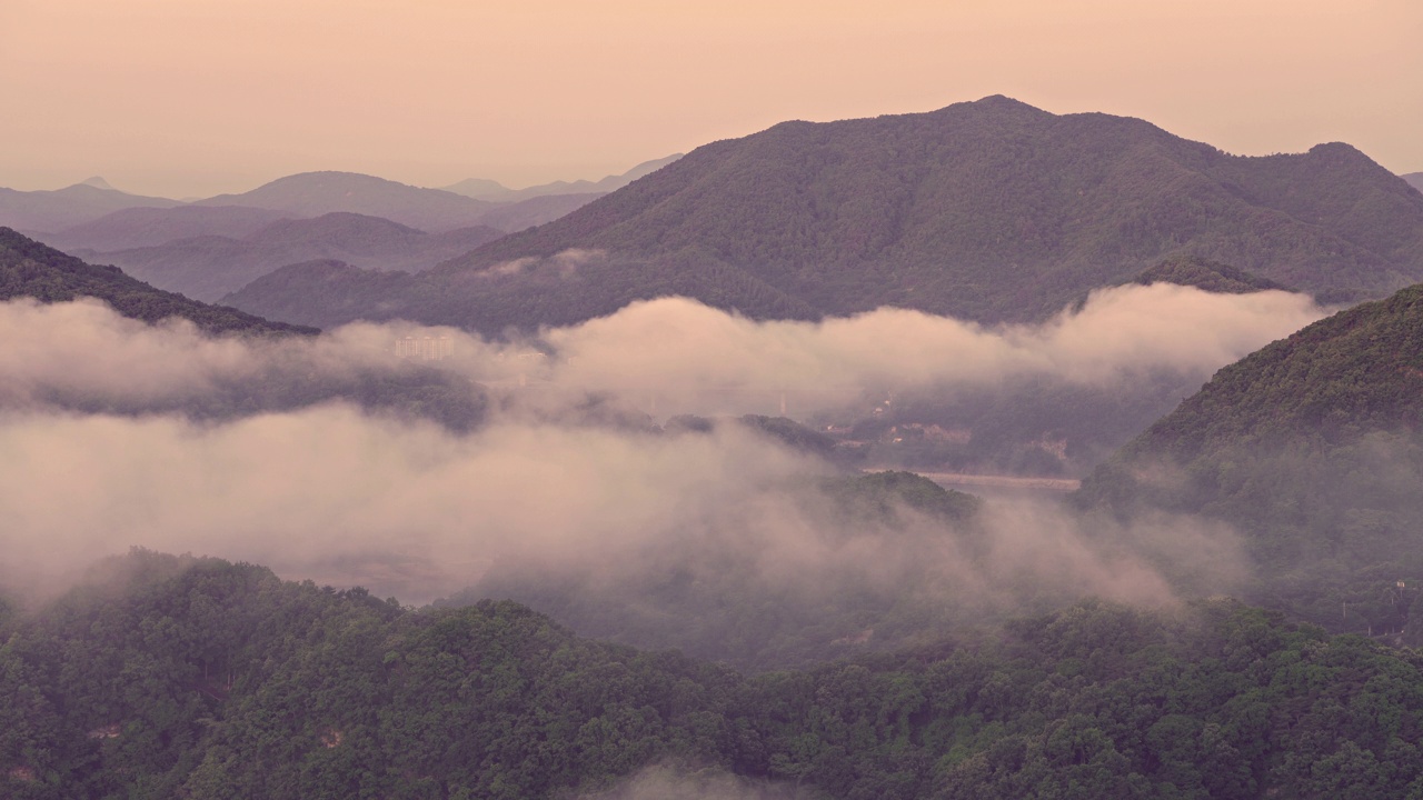 自然风景——白天玉井湖和Bungeoseom小岛附近的山、云海、湿雾和水库/韩国全北临实郡视频素材