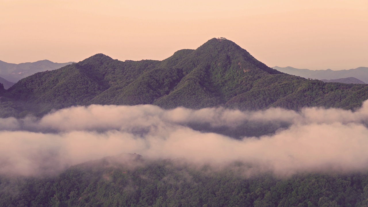 自然风景——白天玉井湖和Bungeoseom小岛附近的山、云海、湿雾和水库/韩国全北临实郡视频素材