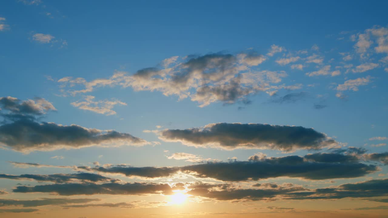 不同阴影的云与颜色的天空。日落时的云。抽象的天气自然背景。间隔拍摄。视频素材