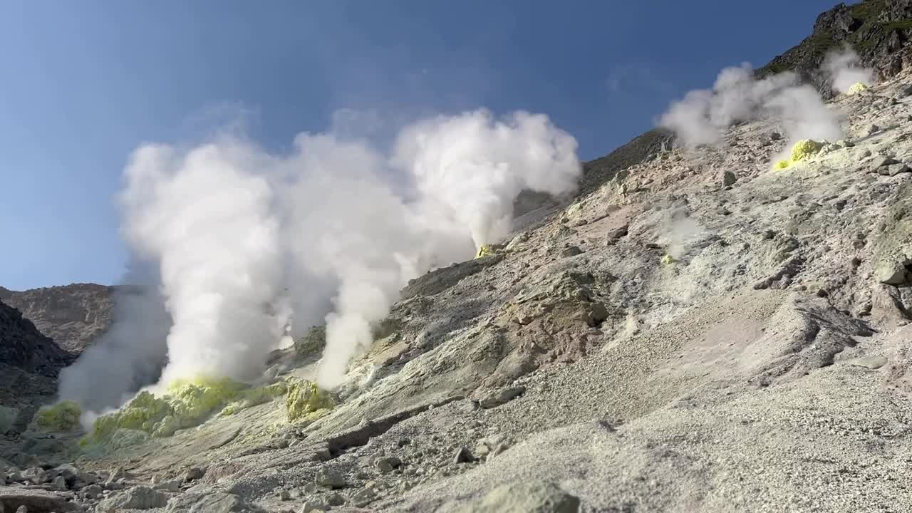 从活火山升起的蒸汽云视频素材