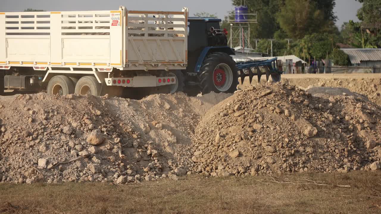 4k，自卸车正在新工地卸土，建筑工业概念视频素材