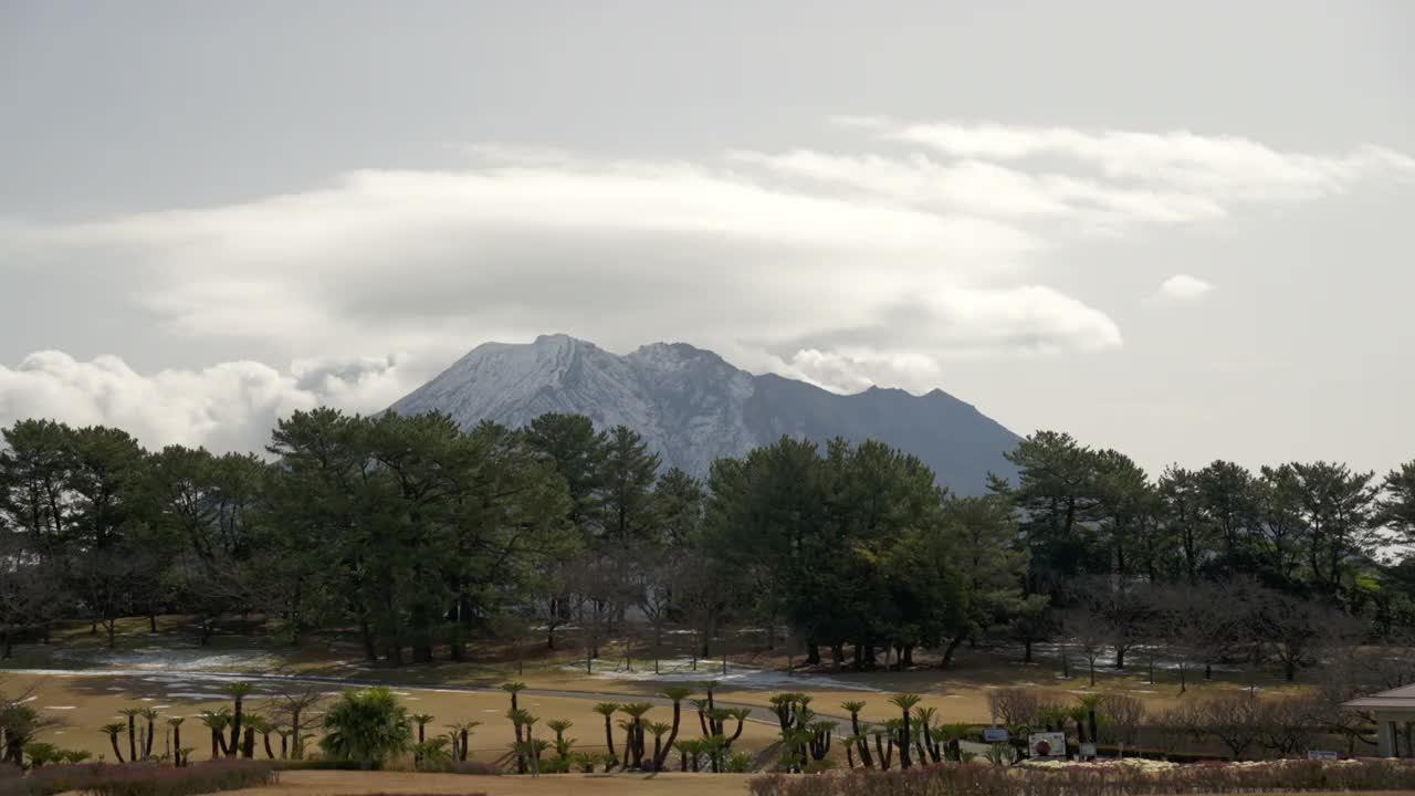 从吉野公园看冬天白雪覆盖的樱岛视频素材