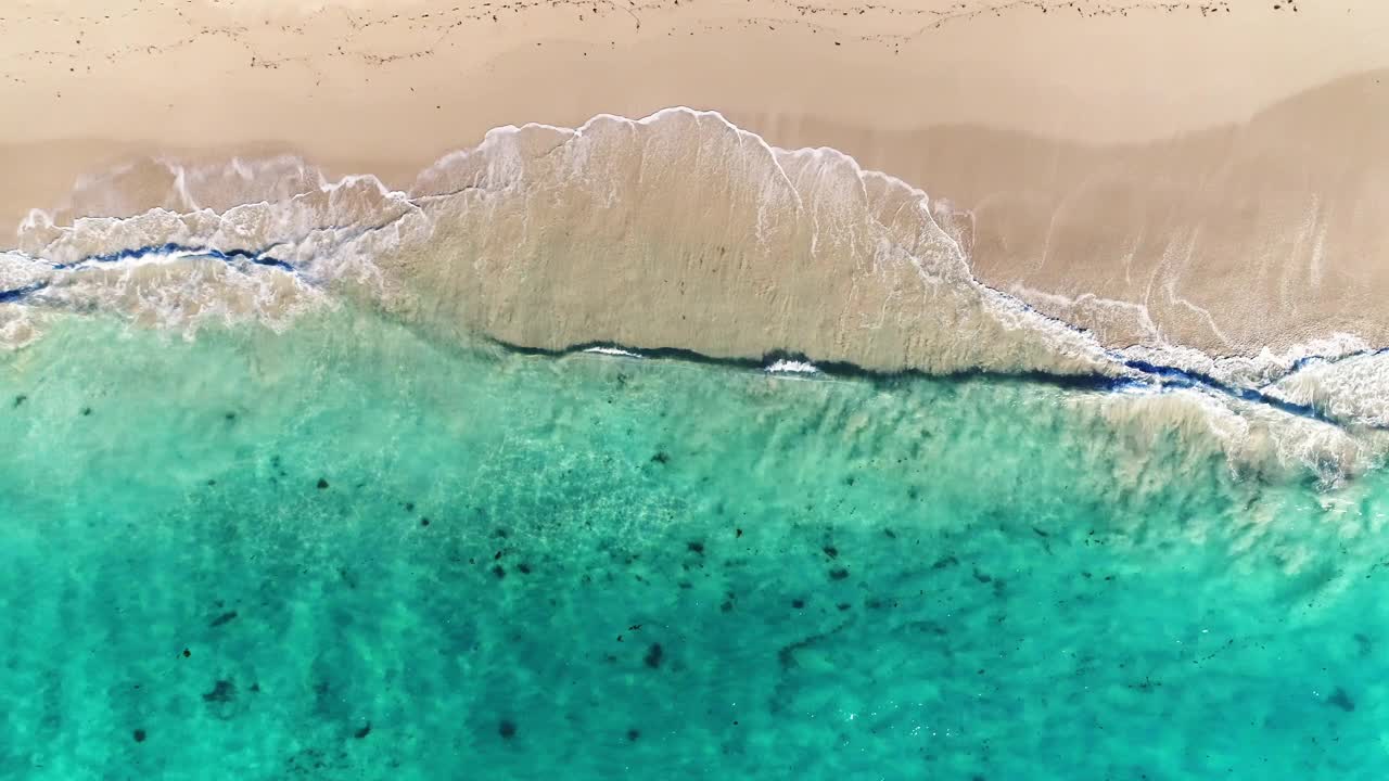 在一片僻静的白色沙滩上，漂浮在海浪之上视频素材