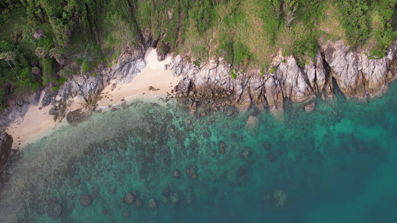 波浪海岩石绿松石滚动缓慢撞击岩石海岸线日落天堂岛。海滩浪沙。视频素材