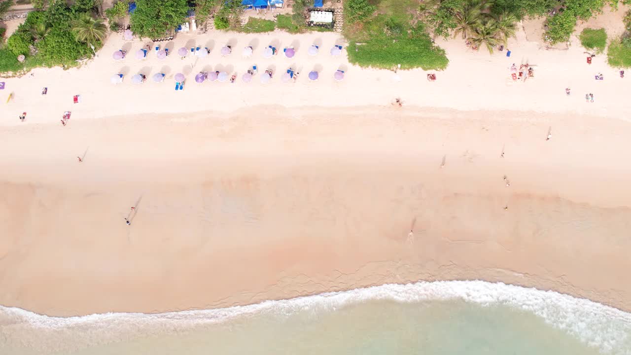 顶视图景观海沙金色海滩。自然海浪泡沫飞溅的海岸线阳光明媚。视频素材