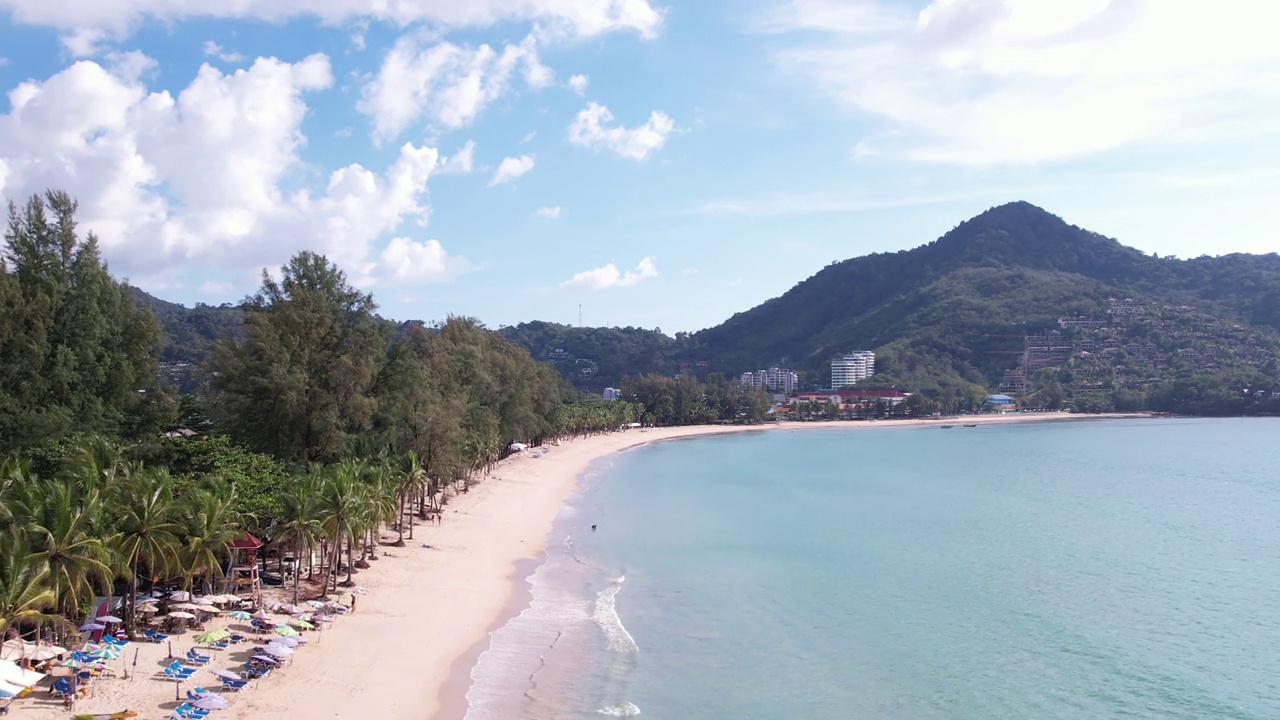 海滩空间区域。热带棕榈树的叶子阴影在白色沙滩海滨暑假。视频素材