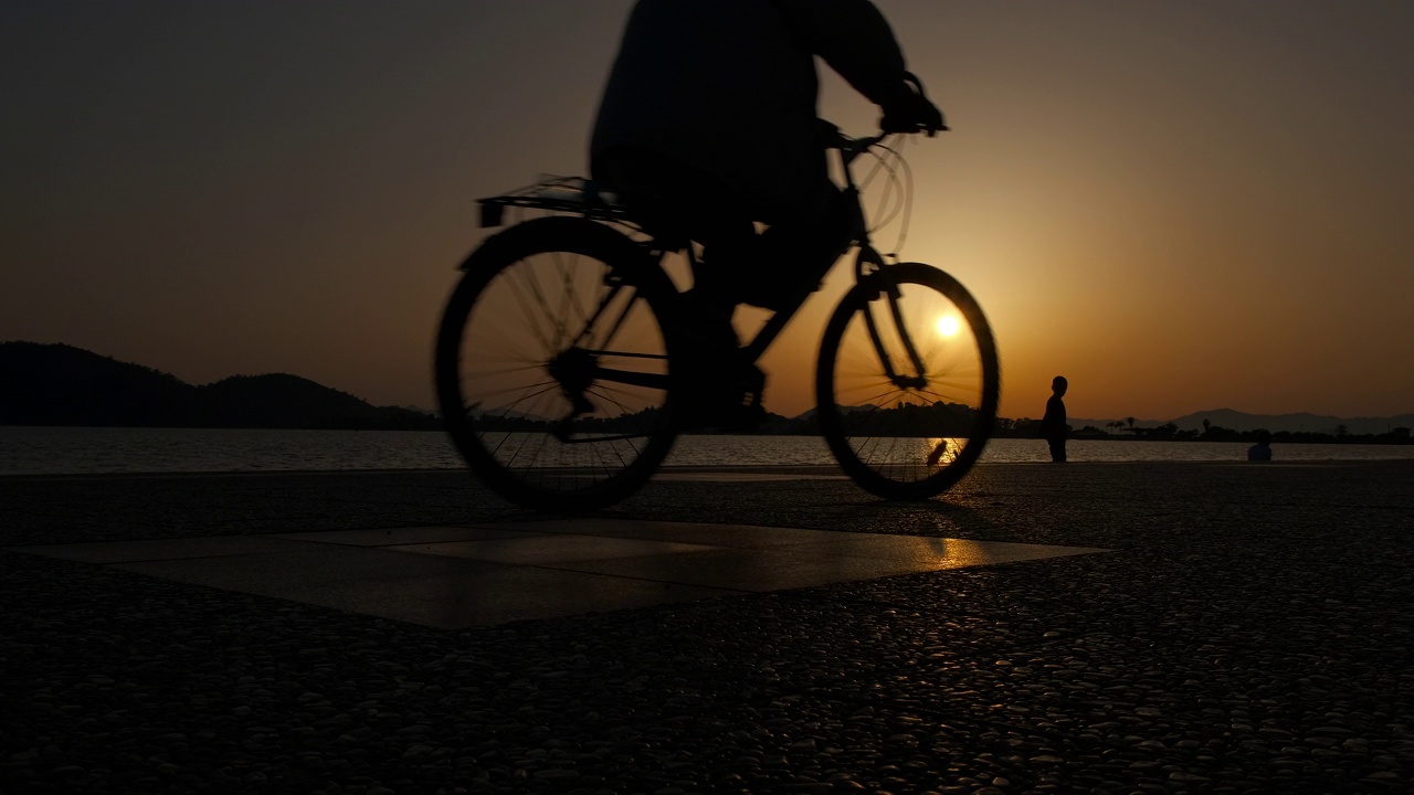 夕阳下海上人们的剪影。视频素材