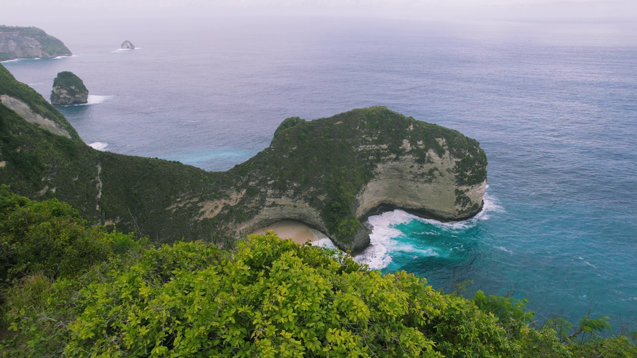 克林京海滩努沙佩尼达岛是印度尼西亚著名的旅游景点。不可思议的旅游胜地。神奇的海岸线。热带自然景观鸟瞰图。视频素材