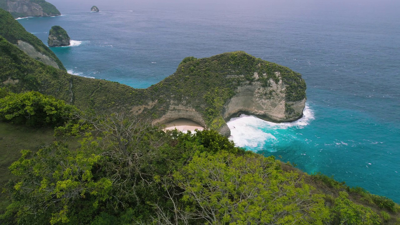 Nusa Penida岛鸟瞰图。旅游地标柯陵王海滩。无人机飞过被石灰岩悬崖包围的热带蓝绿色海水。暑期旅游胜地。视频素材