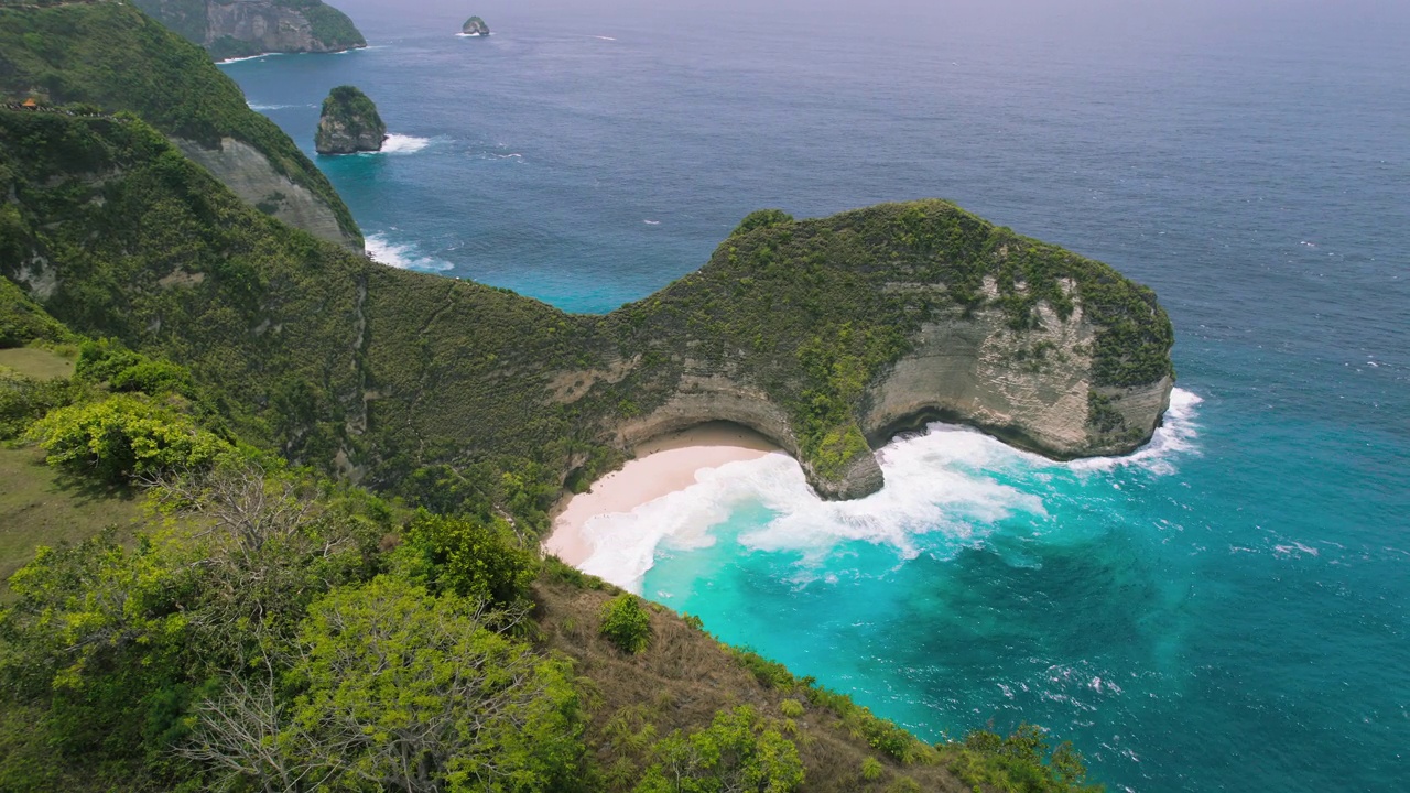 努萨佩尼达岛旅游地标柯陵金海滩。无人机飞过被石灰石绿色悬崖包围的热带蓝绿色海水。暑期旅游胜地。视频素材