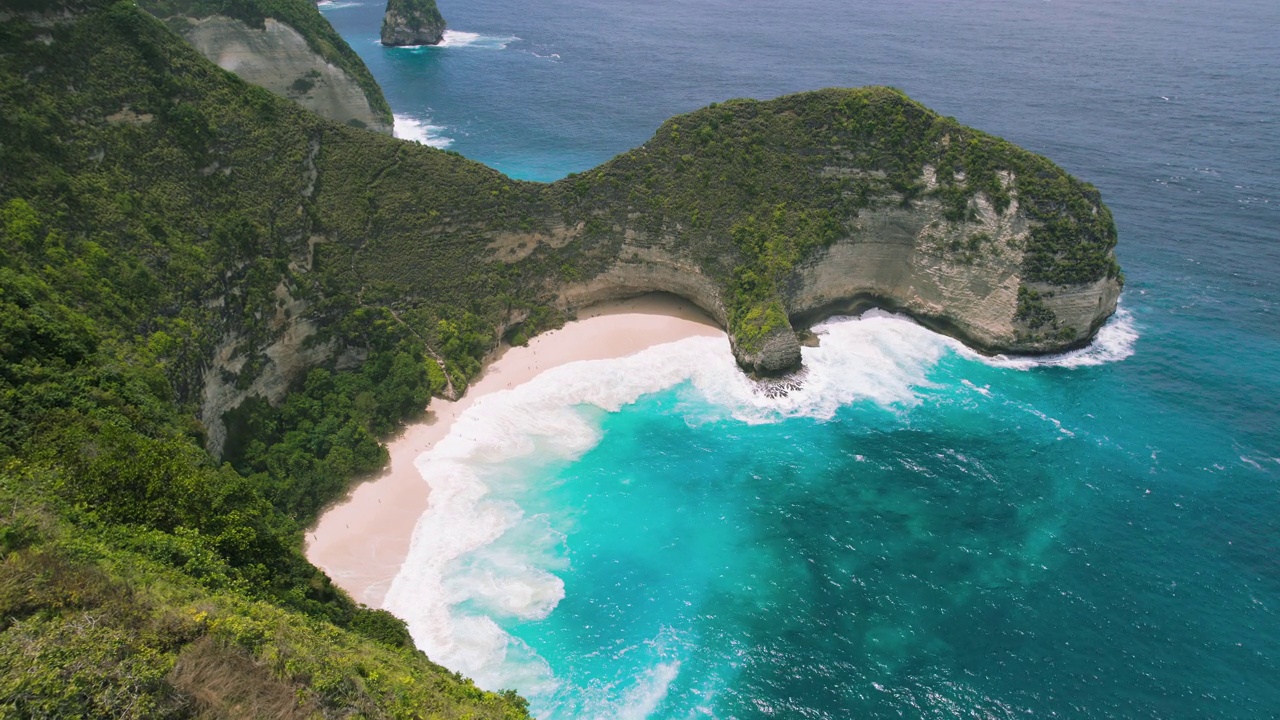 努沙佩尼达岛旅游的地标性旅游目的地柯陵王海滩。无人机飞过被石灰石绿色悬崖包围的热带蓝绿色海水。暑假。视频素材