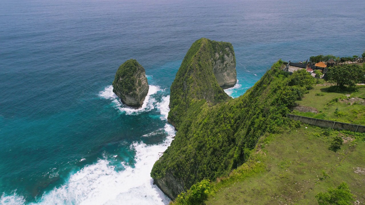 克林京海滩是印度尼西亚著名的旅游景点。不可思议的旅游胜地。神奇的海岸线。热带自然景观鸟瞰图。视频素材