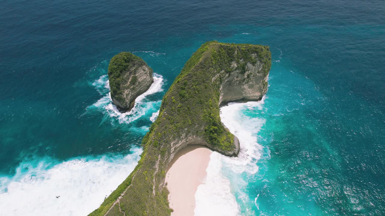 最佳旅游目的地柯陵王沙滩与高大茂盛的岩石悬崖和蓝绿色的海洋努萨佩尼达岛巴厘岛。鸟瞰图。印度尼西亚。视频素材