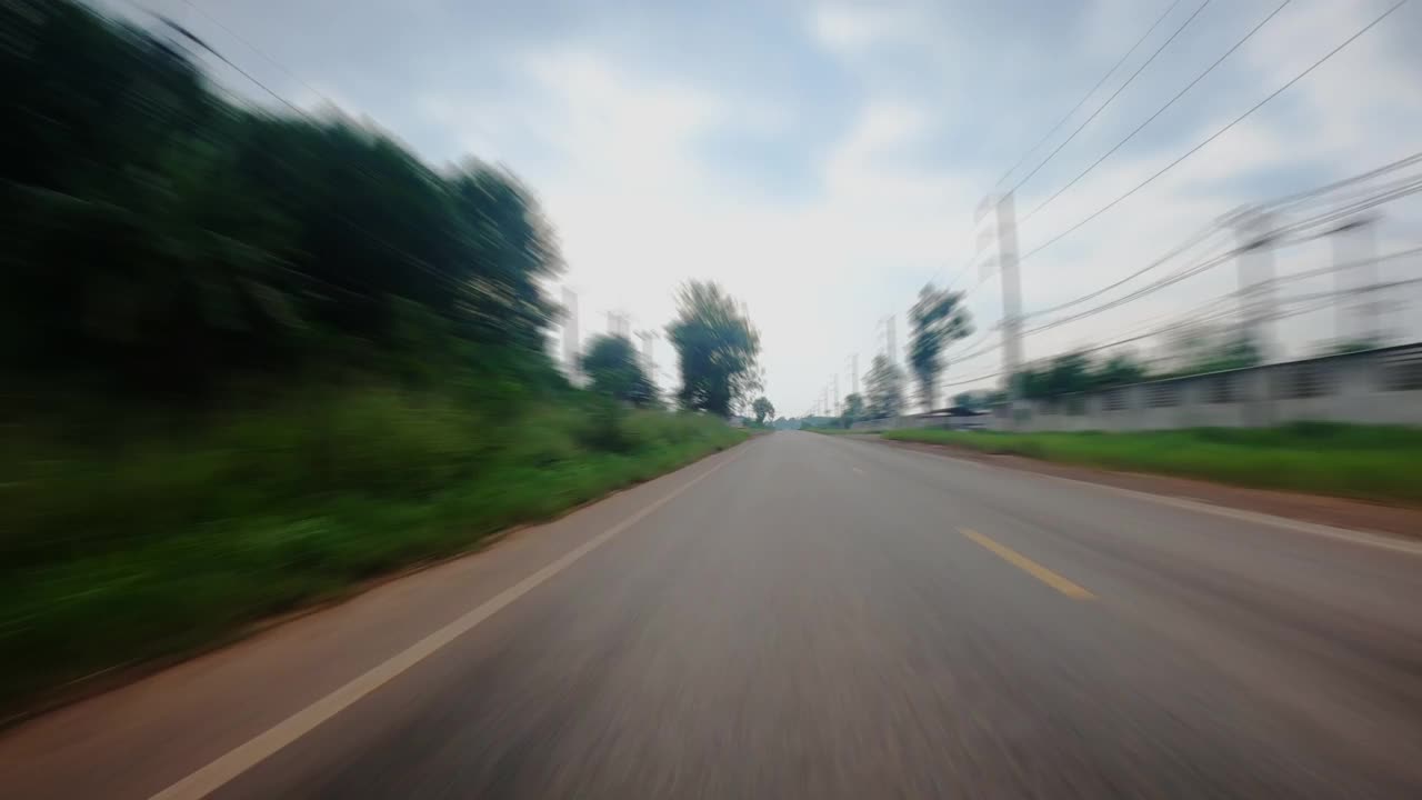 在土路上奔跑的观点。越野卡车的车轮在尘土飞扬、干湿泥泞的肮脏道路上行驶。在偏僻的地方旅行的观点视频素材