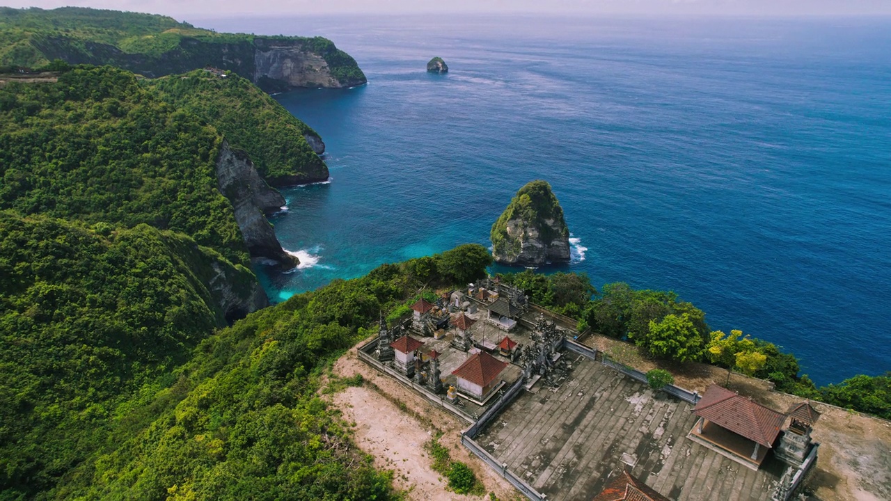 传统寺庙Pura Nusa Penida岛巴厘岛印度尼西亚。热带海岸线上的柯陵王海滩，古建筑宗教纪念碑。视频素材