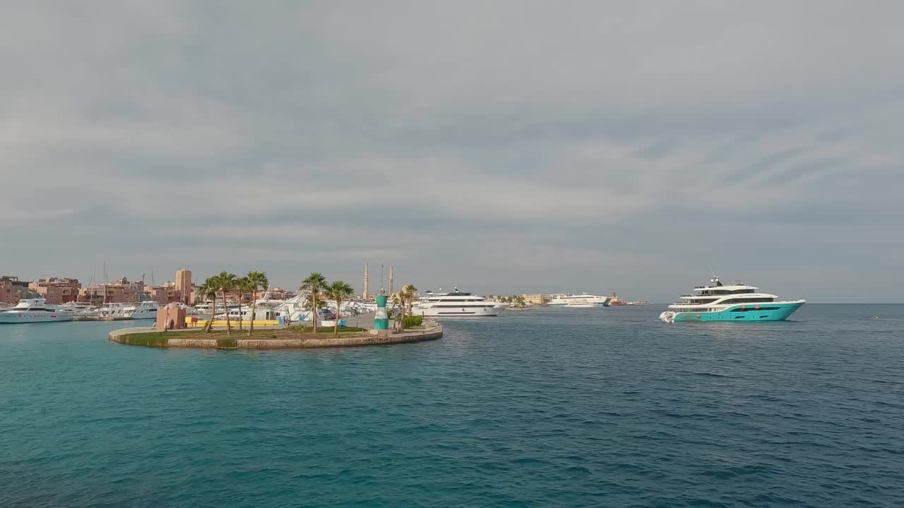 埃及，Hurgada Marina Bay。赫尔加达是红海上最受欢迎的夏季度假胜地。埃及赫尔加达海港的豪华游艇。红海上的游船码头视频素材