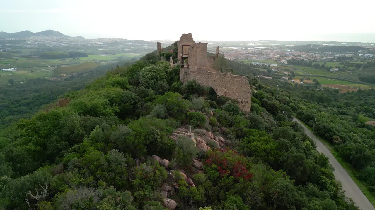 在欧洲的废墟城堡航拍电影中世纪时代我飞在Malgrat de Mar和Palafolls de Fondo Maresme直线视频素材