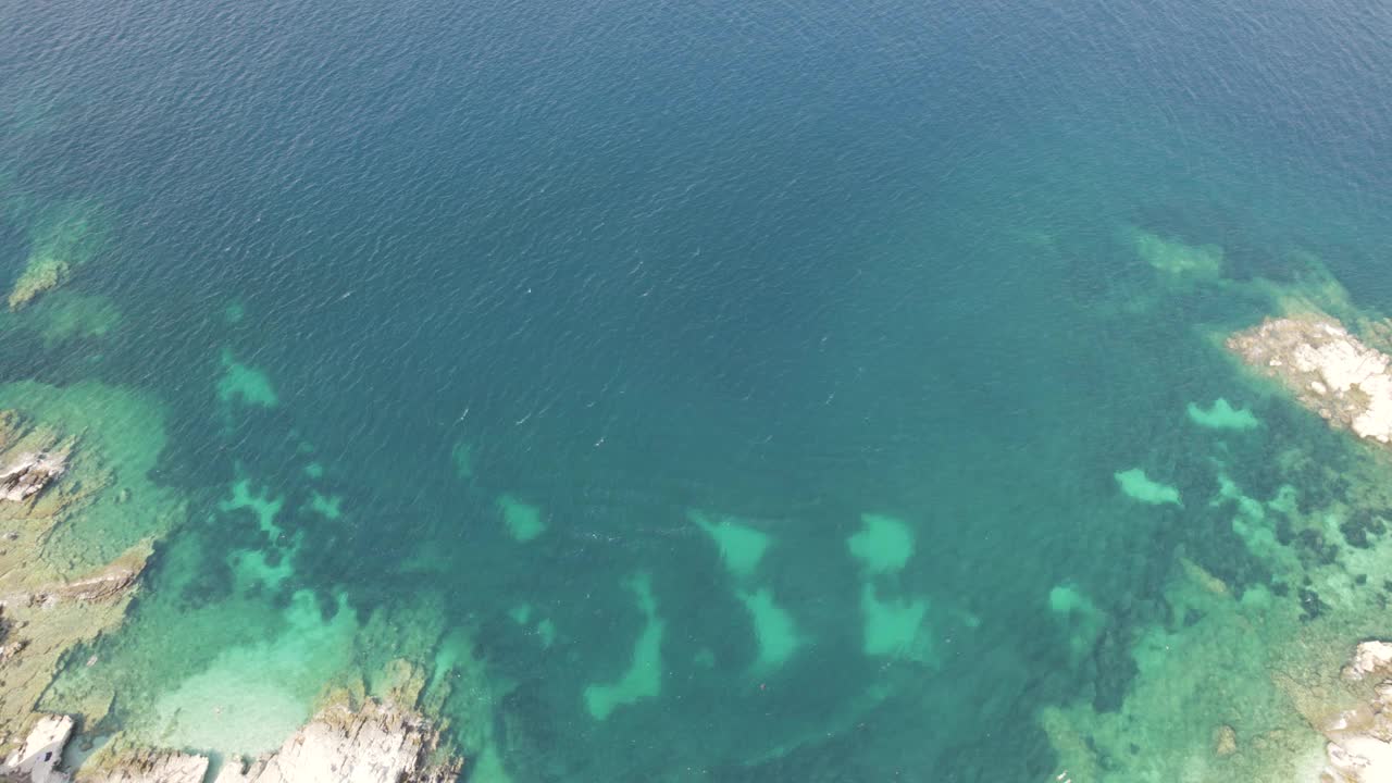 无人机在田园般的海滩和海岸线的卡西奥皮，科孚岛，希腊视频素材