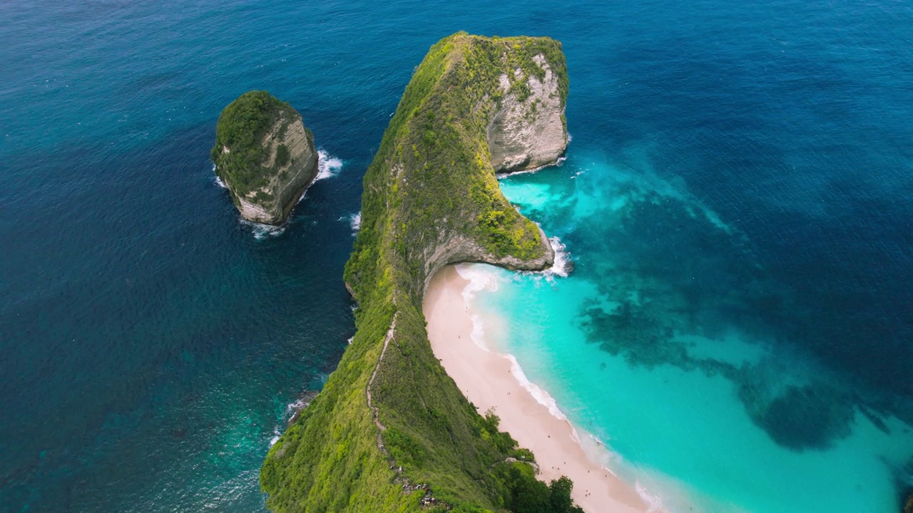 绿松石海水和热带岩石在科灵金海滩努萨佩尼达岛印度尼西亚巴厘岛。夏天的海景。海洋和悬崖。视频素材