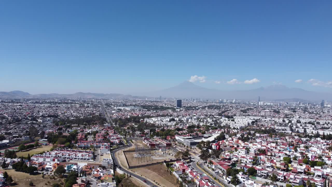 The city of Puebla, in Mexico, with the Popocatépetl and Iztaccíhuatl volcanoes视频素材