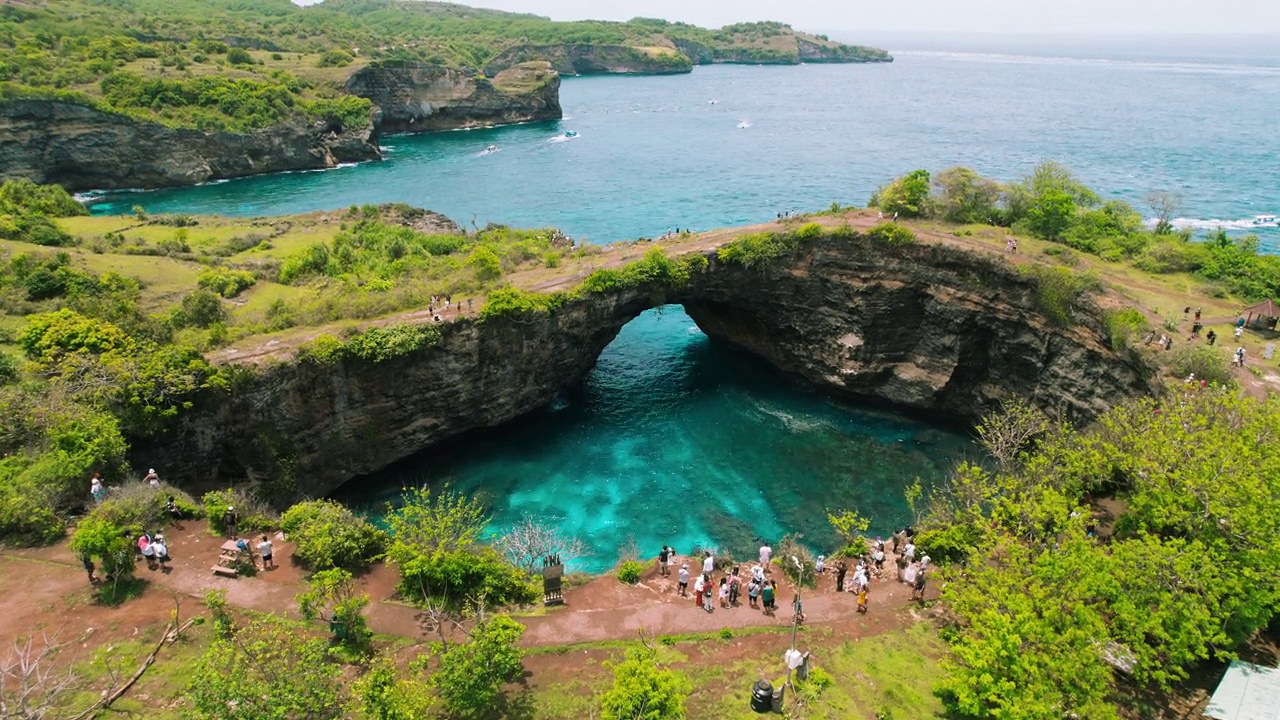 努萨佩尼达岛巴厘岛破碎海滩。热门旅游目的地。去亚洲旅行。海洋海岸线上罕见的天然桥梁鸟瞰图。视频素材