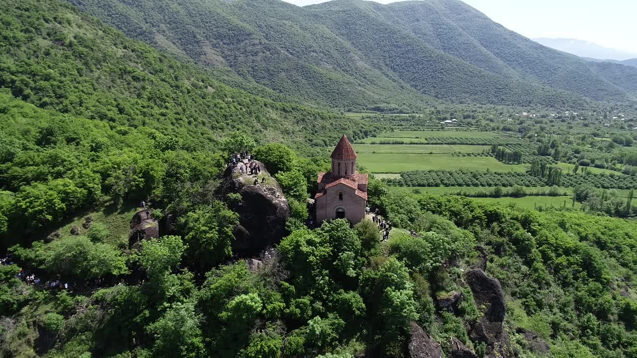 德国教堂在山腰的鸟瞰图-阿塞拜疆视频素材