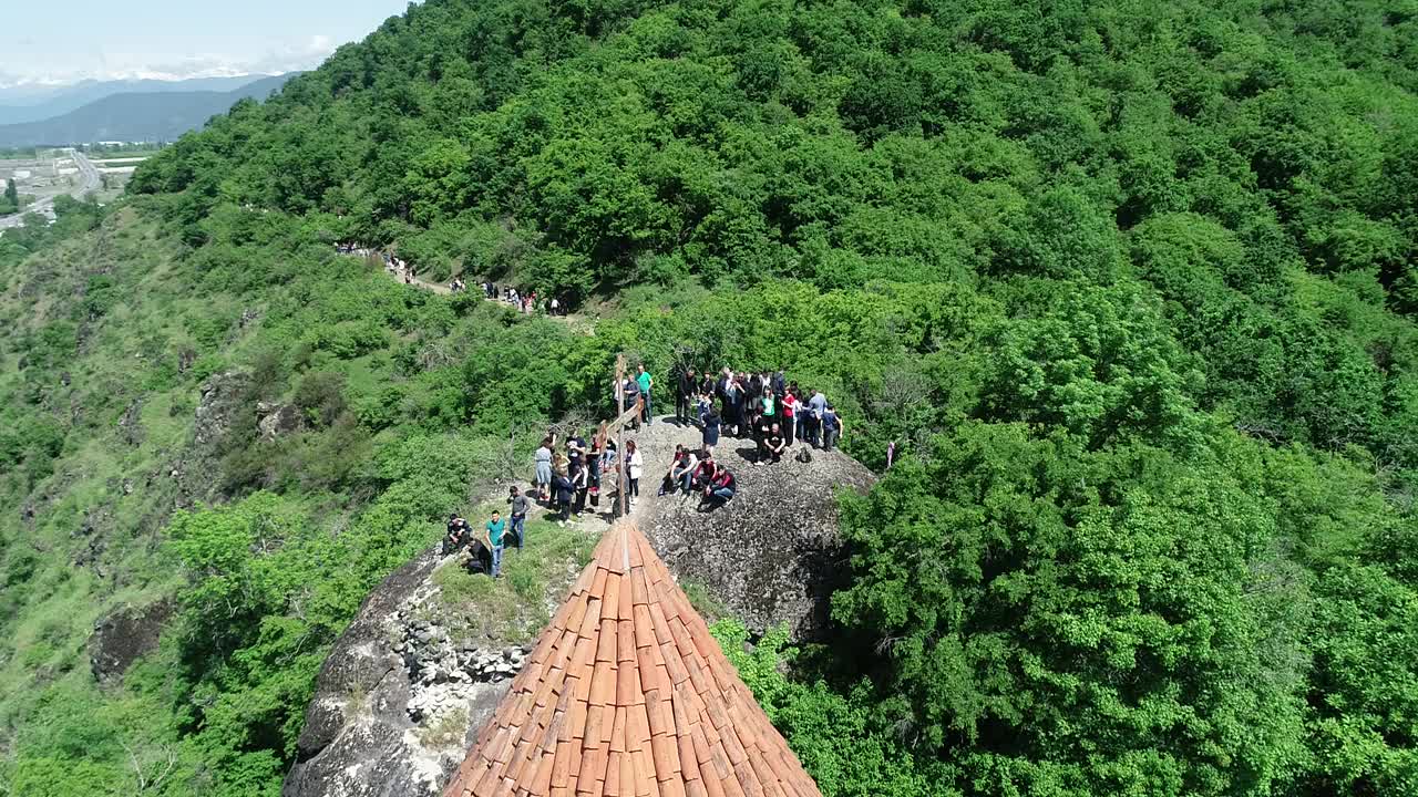 德国教堂在山腰的鸟瞰图-阿塞拜疆视频素材