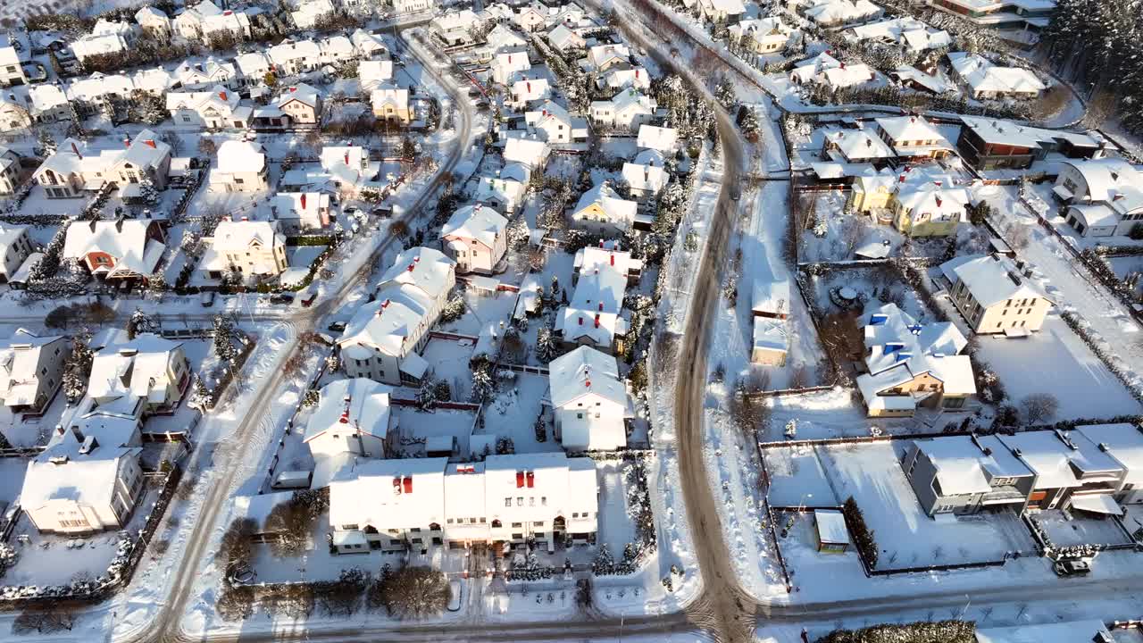 冬天的联排别墅。屋顶房屋在雪中，俯视图。雪景中的住宅小区。视频素材