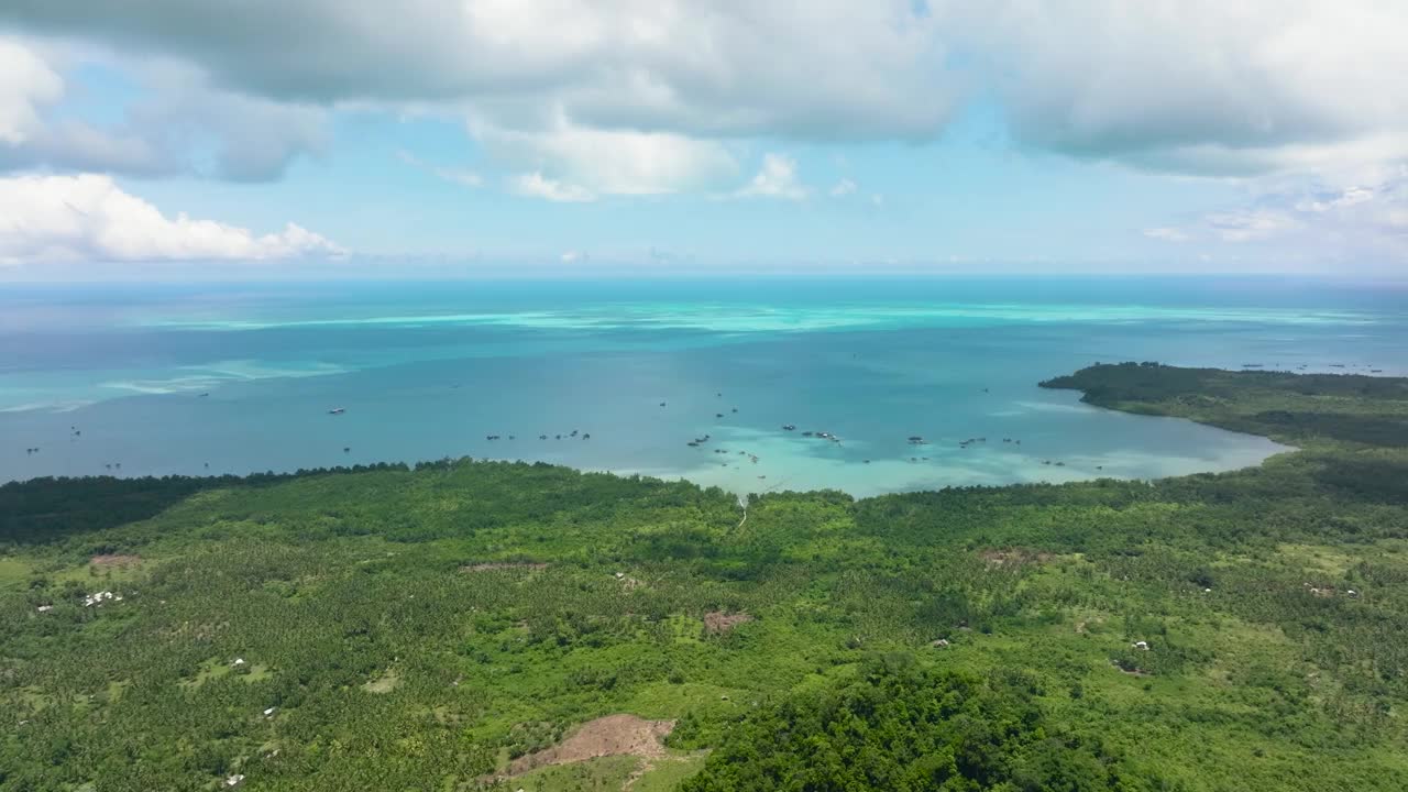 岛的海岸和蓝色的大海。视频素材