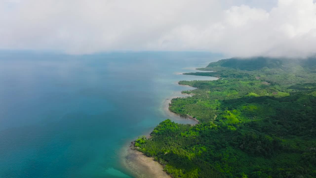 岛的海岸和蓝色的大海。视频素材