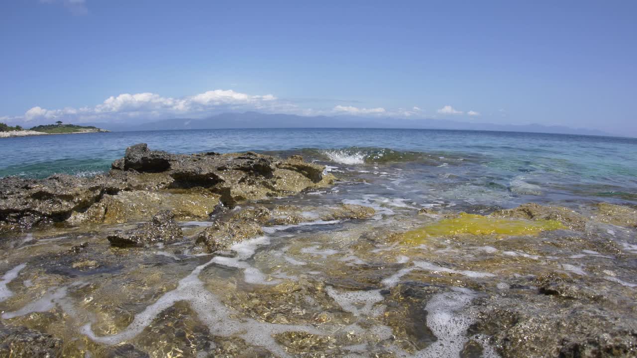 爱奥尼亚海岩石海岸的阳光灿烂的一天视频素材