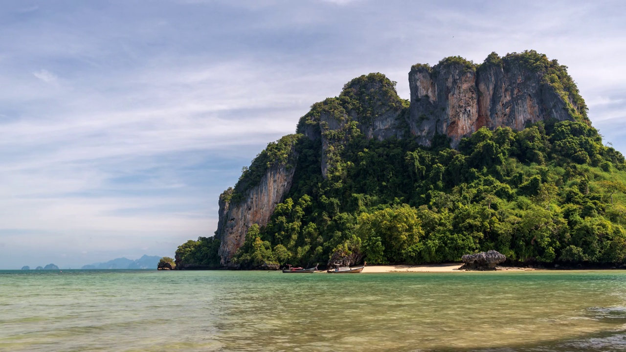 热带岛屿与海洋蓝色的海水和白沙滩在Koh Phak Bia，泰国甲米自然景观时间推移视频素材