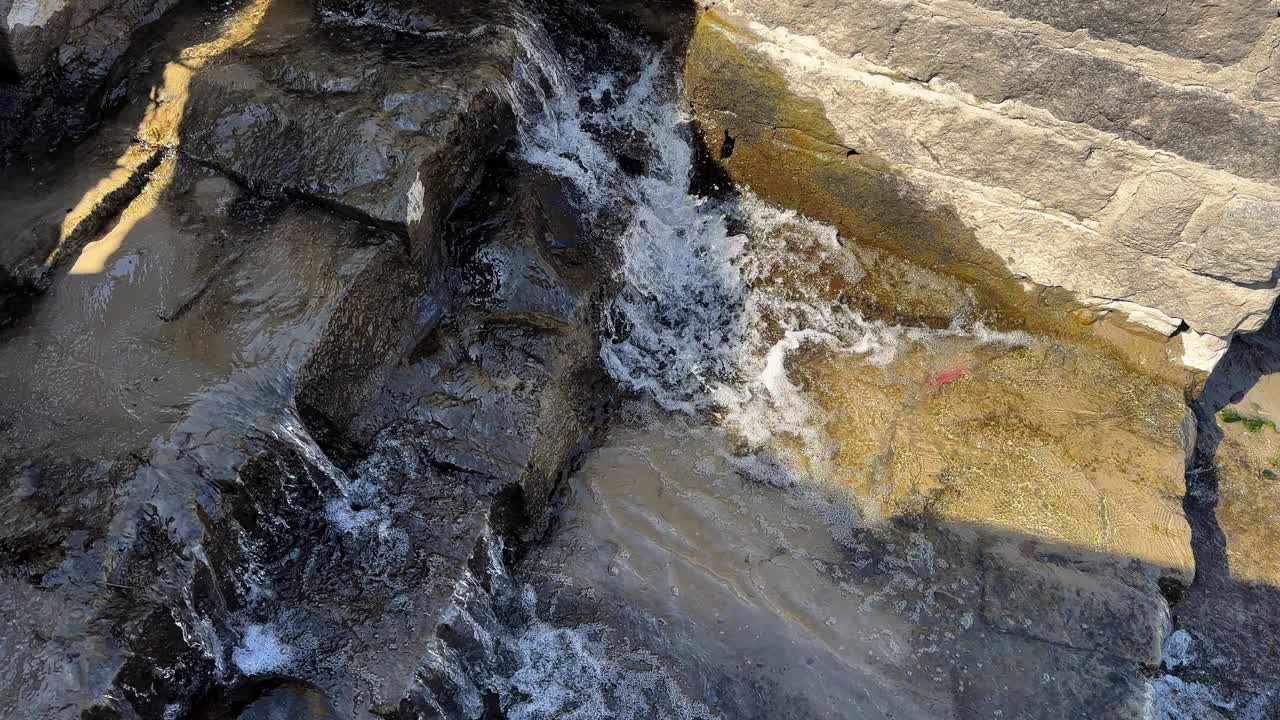 水落在石阶上视频素材